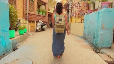 Kadın turist bir Hint şehrinin sokaklarında yürüyor. Rajasthan, Hint Jodhpur da mavi şehir.