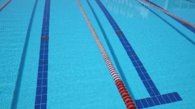 Güneşli bir günde olimpik yüzme havuzu geçmişi