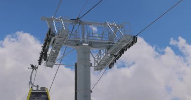 Kayak vadisinde teleferik.