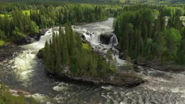 Jamtland 'ın batısındaki Ristafallet şelalesi İsveç' in en güzel şelalelerinden biri olarak listelenmiştir..