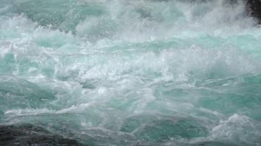 Dağ nehri suyu ve yavaş çekim yakın çekim. Norveç Güzel Doğa.