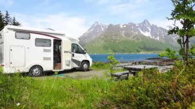 Aile tatili karavanı, karavan gezisi, karavan tatili. Güzel Doğa Norveç Doğal Arazisi.