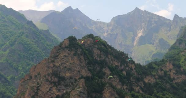 Pilotos Parapente Voam Parapente Entre Nuvens Montanhas Verdes — Vídeo de Stock