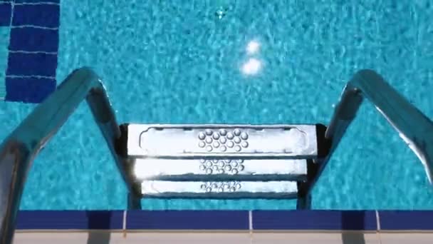 Yüzme Havuzunda Parmaklık Merdiveni — Stok video