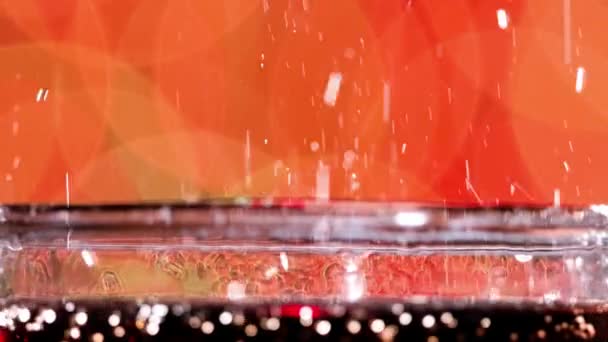 Egy Pohár Kólát Jégkóla Fröccsenő Buborékok Lassított Felvétel Elmosódott Fény — Stock videók