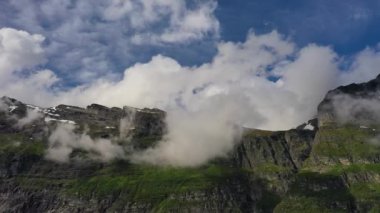 Dağ bulutu manzarası. Güzel Doğa Norveç Doğal Arazisi