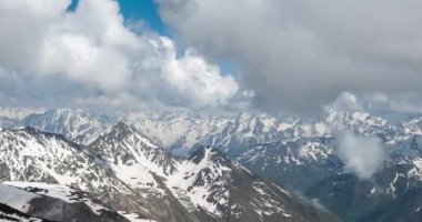 Dağların, dağların, buzulların ve dağların tepelerinin üzerinden uçarak..