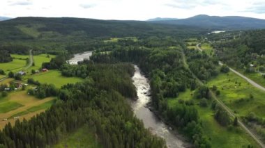 Jamtland 'ın batısındaki Ristafallet şelalesi İsveç' in en güzel şelalelerinden biri olarak listelenmiştir..