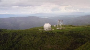 Özel Astrofizik Gözlemevi. Büyük bir teleskopla yer tabanlı evren gözlemleri için astronomik merkez..