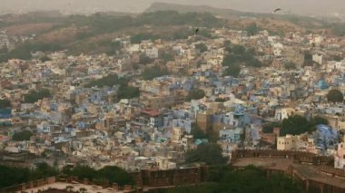 Jodhpur (ayrıca mavi şehir), Hindistan 'ın Rajasthan eyaletinin ikinci büyük şehridir. Görünüm Mehrangarh Kalesi 'nden.
