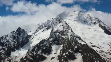 Dağların, dağların, buzulların ve dağların tepelerinin üzerinden uçarak..