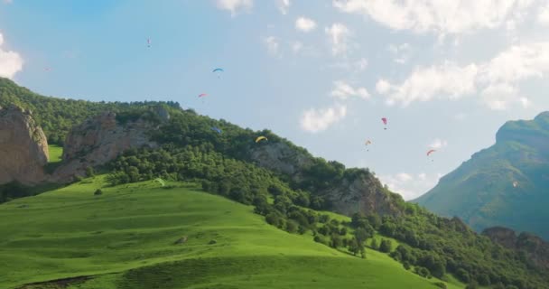 Pilotos Parapente Voam Parapente Entre Nuvens Montanhas Verdes — Vídeo de Stock