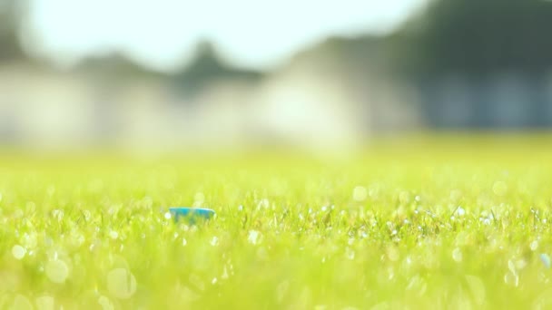 Hand Hand Platziert Golfball Auf Dem Abschlag — Stockvideo