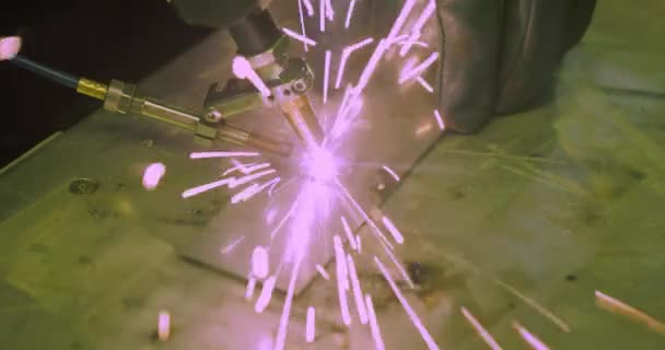Laserschweißmaschine Mit Handhaltepistole Laserschweißen Wird Großaufnahme Gezeigt — Stockvideo