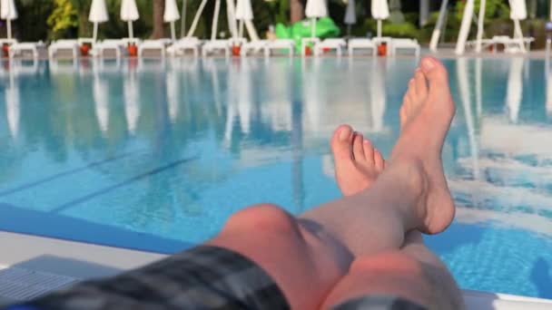 Les Pieds Des Hommes Sur Fond Piscine Détendre Vacances — Video