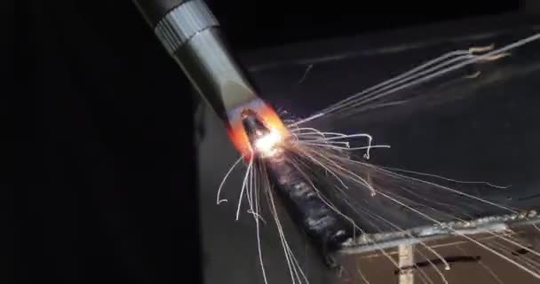 Spawarka Laserowa Ręcznym Pistoletem Przytrzymującym Spawanie Laserowe Pokazane Jest Zbliżeniu — Wideo stockowe
