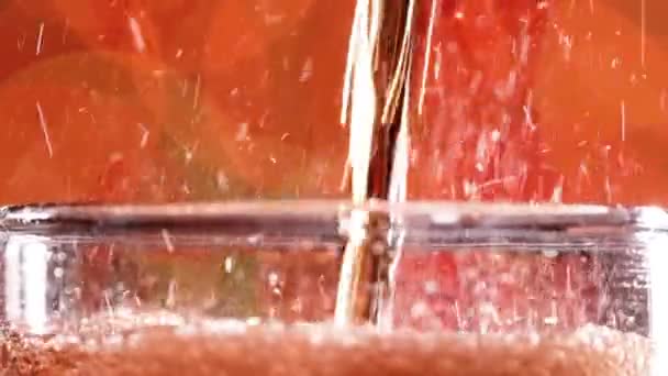 Szklankę Coli Lodowa Cola Rozbryzganymi Bąbelkami Spowolnić Ruch Rozmazanym Świetle — Wideo stockowe