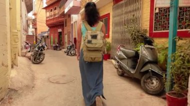 Kadın turist bir Hint şehrinin sokaklarında yürüyor. Rajasthan, Hint Jodhpur da mavi şehir.