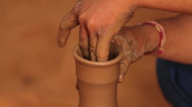Potter iş yerinde seramik yemekler yapıyor. Hindistan, Rajasthan.