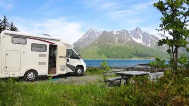 Aile tatili karavanı, karavan gezisi, karavan tatili. Güzel Doğa Norveç Doğal Arazisi.