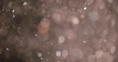 Karanlık arkaplanda soyut parçacık bokeh 'i yüzdürür