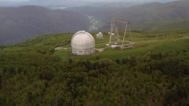 Özel Astrofizik Gözlemevi. Büyük bir teleskopla yer tabanlı evren gözlemleri için astronomik merkez..