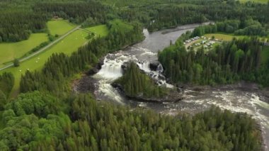 Jamtland 'ın batısındaki Ristafallet şelalesi İsveç' in en güzel şelalelerinden biri olarak listelenmiştir..