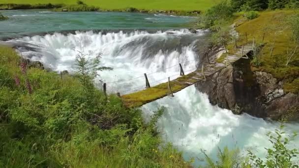 Puente Colgante Sobre Río Montaña Hermosa Naturaleza Noruega Paisaje Natural — Vídeo de stock