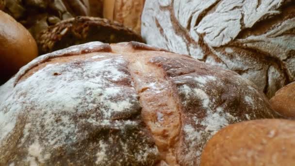新鲜烤的天然面包在厨房桌子上 — 图库视频影像