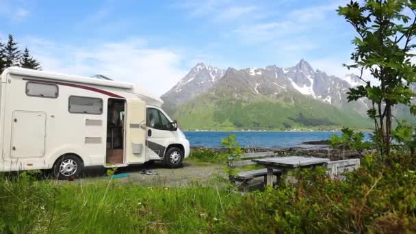 家族の休暇旅行Rv 自動車での休暇旅行 キャラバン車の休暇 美しい自然 ノルウェーの自然景観 — ストック動画