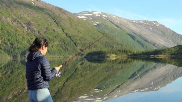 Kvinnligt Fiske Metspö Snurrar Norge Fiske Norge Ett Sätt Att — Stockvideo