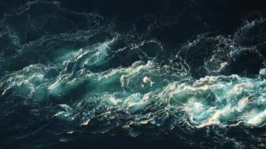 Nehrin ve denizin dalgaları yüksek gelgit ve alçak gelgit sırasında bir araya gelir. Saltstraumen girdabı, Nordland, Norveç girdapları