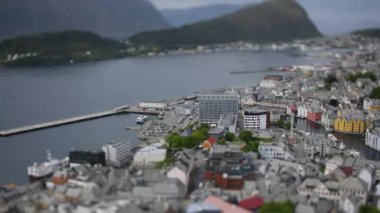 Aksla, Norveç 'in Alesund şehrinde eğim objektifi.
