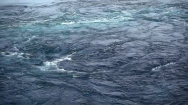Nehrin ve denizin dalgaları yüksek gelgit ve alçak gelgit sırasında bir araya gelir. Saltstraumen girdabı, Nordland, Norveç girdapları