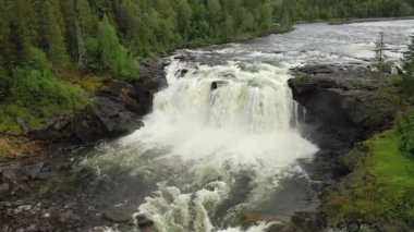 Jamtland 'ın batısındaki Ristafallet şelalesi İsveç' in en güzel şelalelerinden biri olarak listelenmiştir..