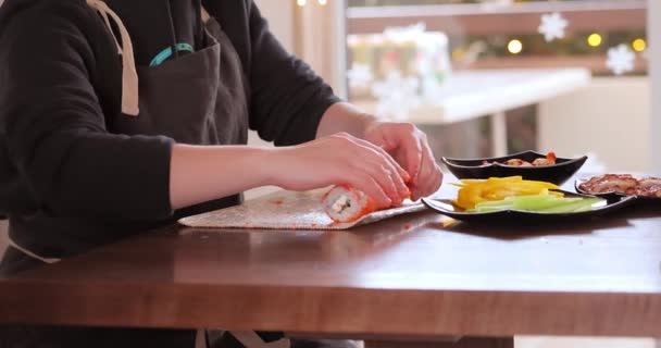 Fazendo Sushi Home Kitchen Mulher Mãos Rolando Sushi Caseiro — Vídeo de Stock