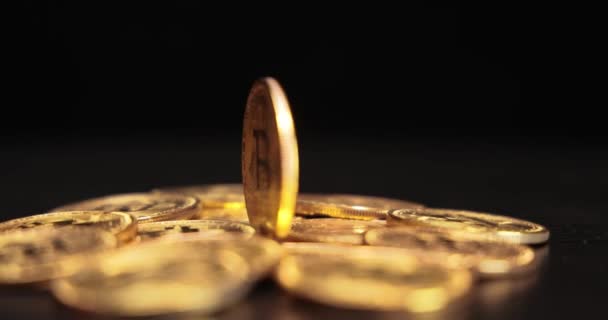 Moneda Oro Btc Criptomoneda Monedas Sobre Fondo Negro Bitcoin Una — Vídeo de stock