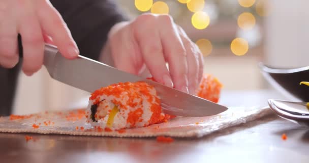 Face Sushi Bucătărie Acasă Femeie Mâini Rulare Sushi Casă — Videoclip de stoc