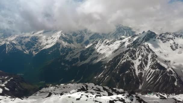 Flyg Genom Bergsmoln Över Vackra Snötäckta Bergstoppar Och Glaciärer — Stockvideo