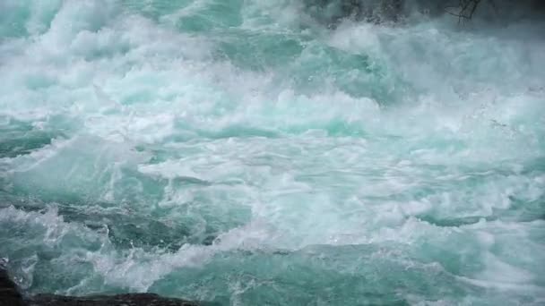 Górska Woda Rzeczna Powolnym Zbliżeniem Norwegia Piękna Przyroda — Wideo stockowe