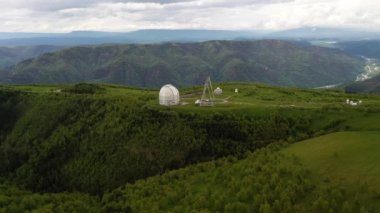 Özel Astrofizik Gözlemevi. Büyük bir teleskopla yer tabanlı evren gözlemleri için astronomik merkez..
