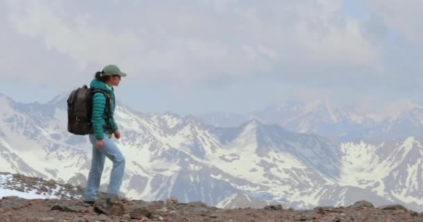 Женщина Туристка Добилась Вершины Вид Заснеженные Горы — стоковое видео