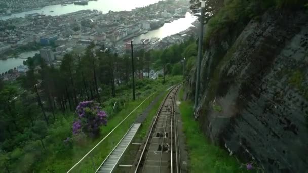 Bergen Floibanen Funicular Ride Pov Floibanen Funicular Verbindt Het Stadscentrum — Stockvideo