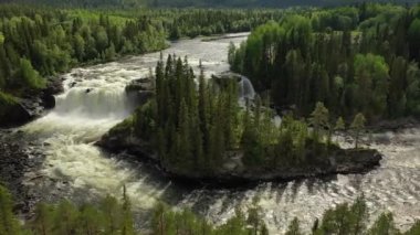 Jamtland 'ın batısındaki Ristafallet şelalesi İsveç' in en güzel şelalelerinden biri olarak listelenmiştir..