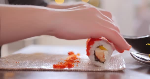 Dělám Sushi Domácí Kuchyni Žena Ruce Rolování Domácí Sushi — Stock video