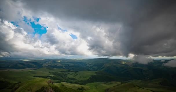 Nubes Bajas Sobre Una Meseta Los Rayos Del Atardecer Puesta — Vídeo de stock