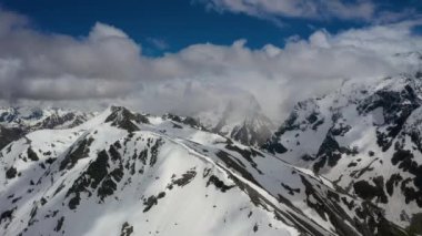 Dağların, dağların, buzulların ve dağların tepelerinin üzerinden uçarak..