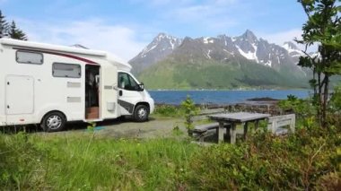 Aile tatili karavanı, karavan gezisi, karavan tatili. Güzel Doğa Norveç Doğal Arazisi.
