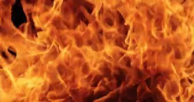 Ağır çekimde siyah arkaplanda ateş alevleri