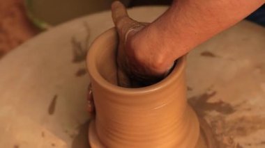 Potter iş yerinde seramik yemekler yapıyor. Hindistan, Rajasthan.